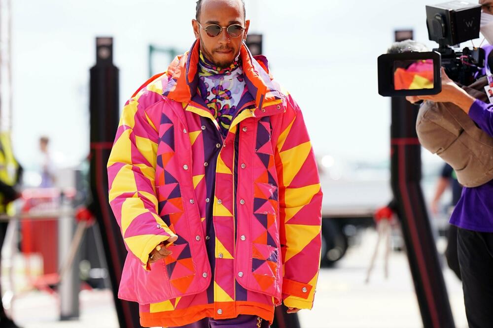 CRNI LUISE, ŠTA SI TO OBUKAO, VREĆU ZA SPAVANJE? Navijači se SPRDAJU sa Hamiltonom, kakav je ovo stajling?! (FOTO)