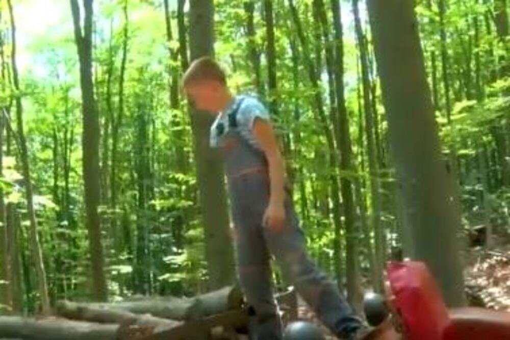 NIKO NEĆE DA RADI OVO, A DNEVNICA JE ODLIČNA! Čak i mali Slobodan (9) pomaže tati (FOTO)