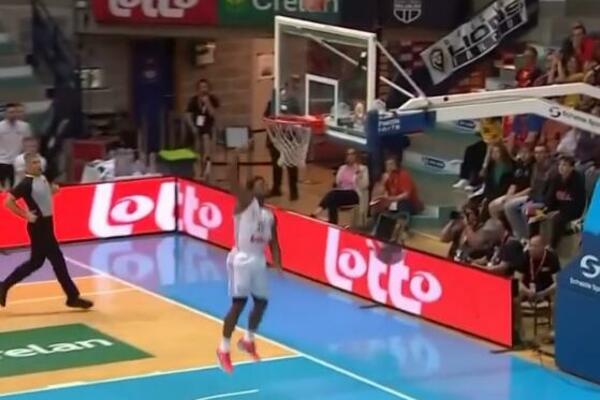 NEOBJAŠNJIVO ZAKONIMA FIZIKE! Kako izgleda kada promašeno zakucavanje postane NAJČUDNIJI POEN! (VIDEO)