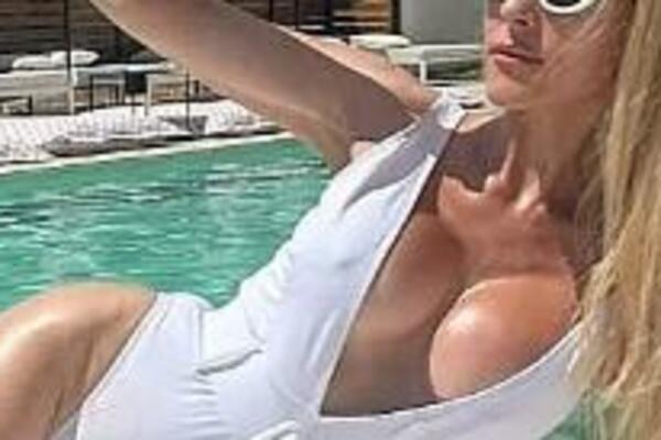 SRPSKA GLUMICA OBNAŽILA GRUDI, PA SE NAMESTILA ZA SVAČIJE OČI: Istovremeno je radila i OVU STVAR (FOTO)