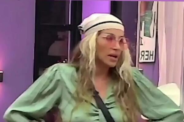 DA LI JE MOGUĆE DA JE OVO OBUKLA?! Dalilin "MODNI VRISAK" frapirao sve, ZAR ONA NE ZNA KAKO SE OVO NOSI?! (FOTO)