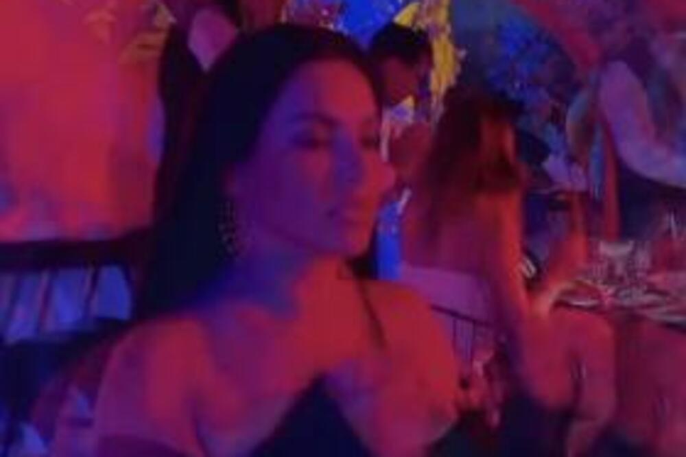 NAŠA PEVAČICA ZAVRŠILA U STRIPTIZ BARU PA OBRJAVILA ŠOK FOTKE: Šta li će MUŽ REĆI za sve ovo?! (FOTO)