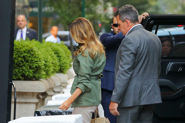 MELANIJU TRAMP SADA BAŠ RETKO VIĐAMO, ALI KAD SE POJAVI... Raspametila izdanjem, OVAJ KOMAD treba da ima svaka žena