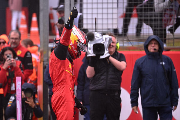 ŠPANAC NAJBRŽI PO BRITANSKOJ KIŠI: Sajnc prvi put do pol pozicije!