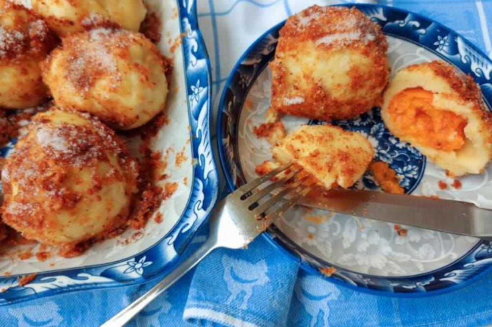 STARINSKI RECEPT ZA KNEDLE SA KAJSIJAMA: Baka OTKRILA tajnu NJIHOVE SOČNOSTI, ovako ih NIKO NE SPREMA