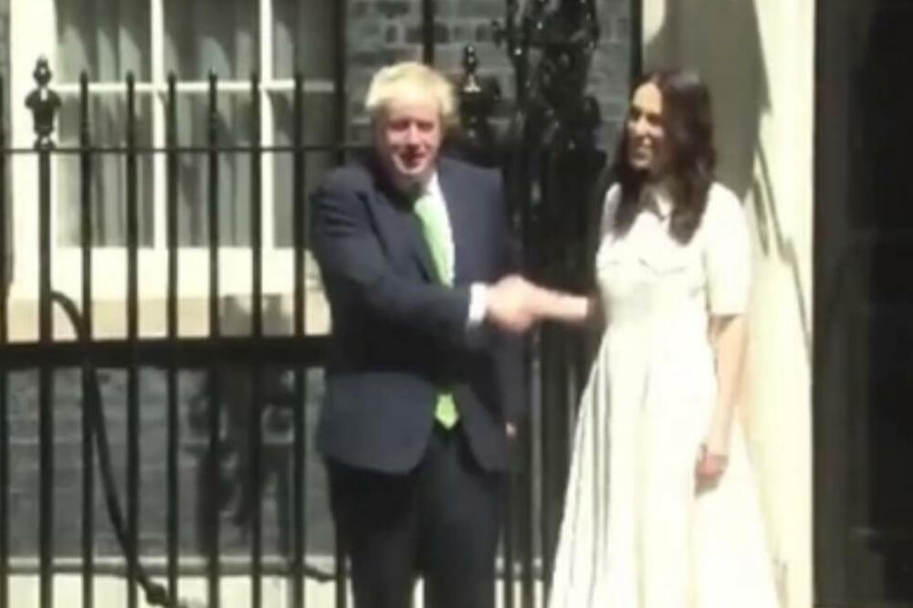 SVI PRIČAJU O SNIMKU BORISA DŽONSONA I DŽASINDE ARDERN: "Dobro da joj prsti nisu otpali" (VIDEO)