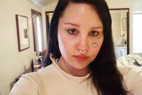 NEMA ŠANSE DA PREPOZNATE KO JE NA FOTKI: Nekada ste je OBOŽAVALI, bila je UZOR, a sad izgleda neprepoznatljivo!