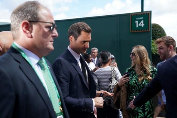 FEDERER JE TU, NAVIJAČI SE RASPILAVILI: "Vaše Veličanstvo, Maestro, kakva ELEGANCIJA!" A Noletovi im kažu... (FOTO)