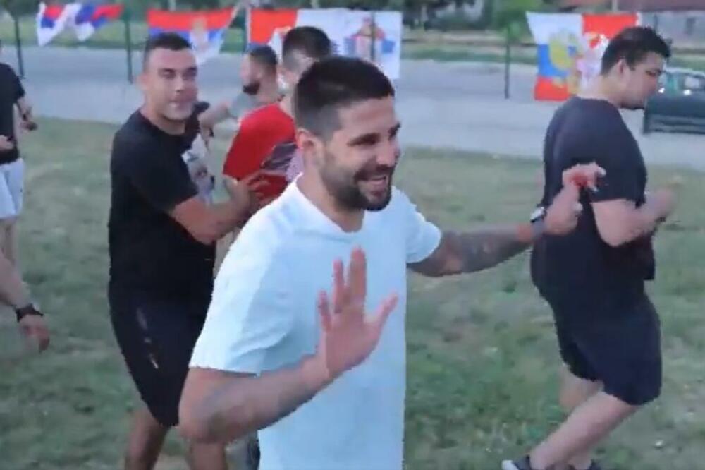 SIGURNO NIKADA NEĆE ZABORAVITI! Navijači na spektakularan način dočekali Mitrovića u Smederevu! (VIDEO/FOTO)