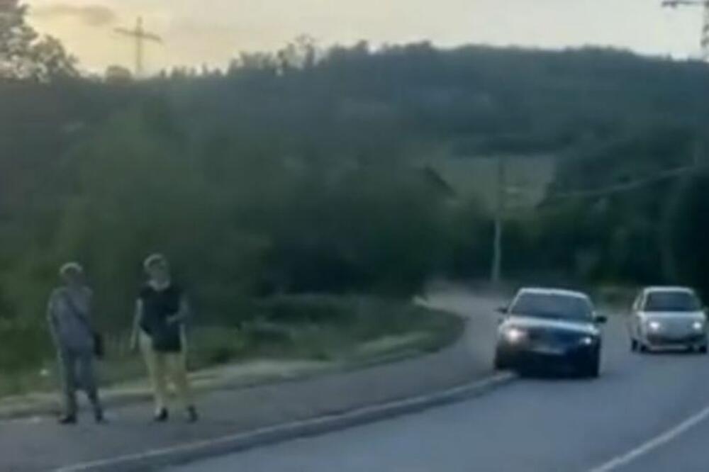DRAMA U BORU: "Audijem" divljao u punoj brzini, VOZIO TROTOAROM gde su bili pešaci (VIDEO)