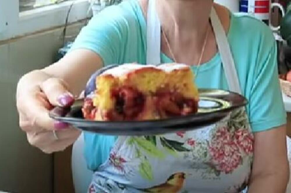 NAPRAVITE STARINSKI KOLAČ SA ŠLJIVAMA: Brza VOĆNA POSLASTICA, tajna je u 1 NAMIRNICI koja DAJE MEKOĆU (RECEPT)