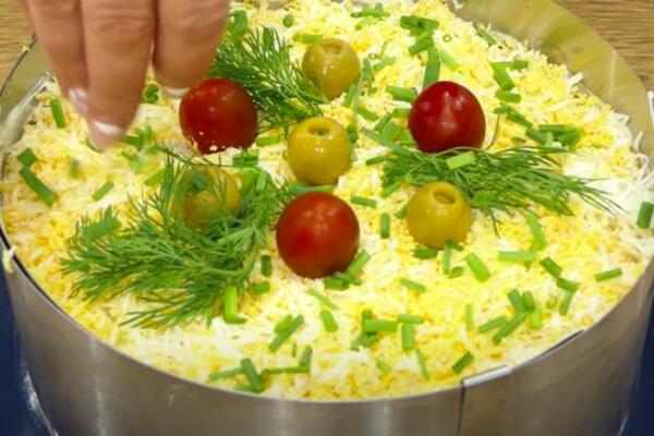 SPREMITE TUNJEVINU SA POVRĆEM: Lagani letnji obrok, samo ćete tražiti JOŠ (RECEPT)