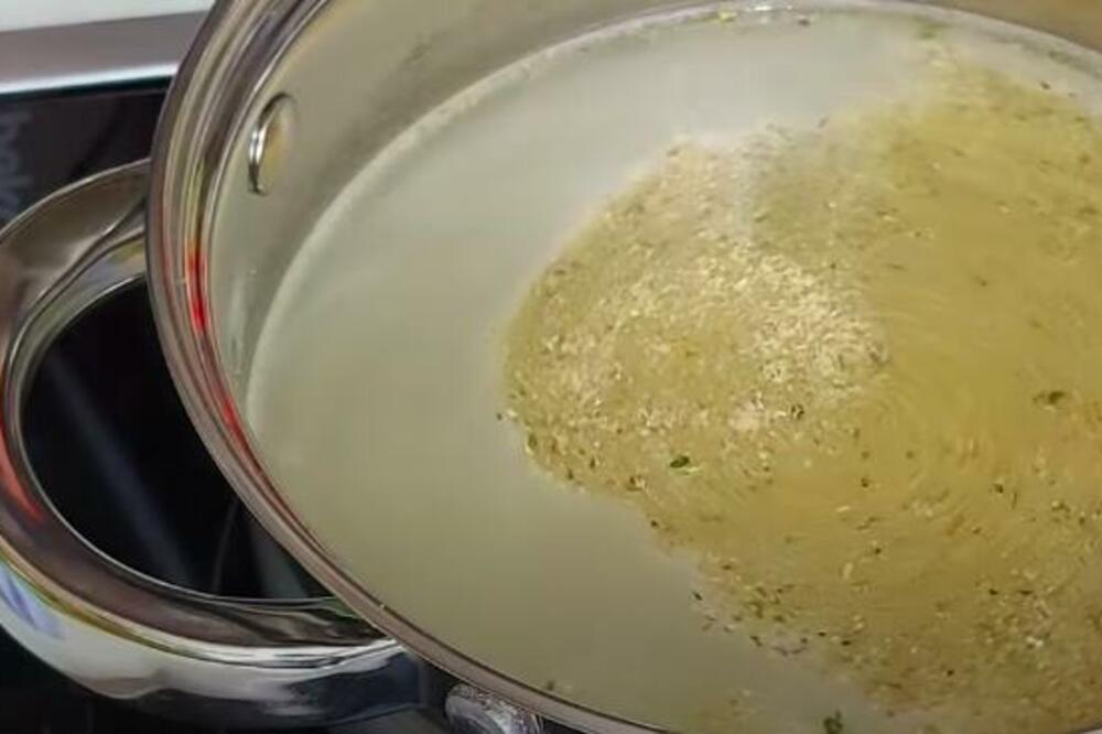 DODAJTE 1 NAMIRNICU KADA SPREMATE ZAPRŠKU ZA ČORBU: Od sada ćete je samo tako praviti, TRIK koji svi treba DA ZNAJU