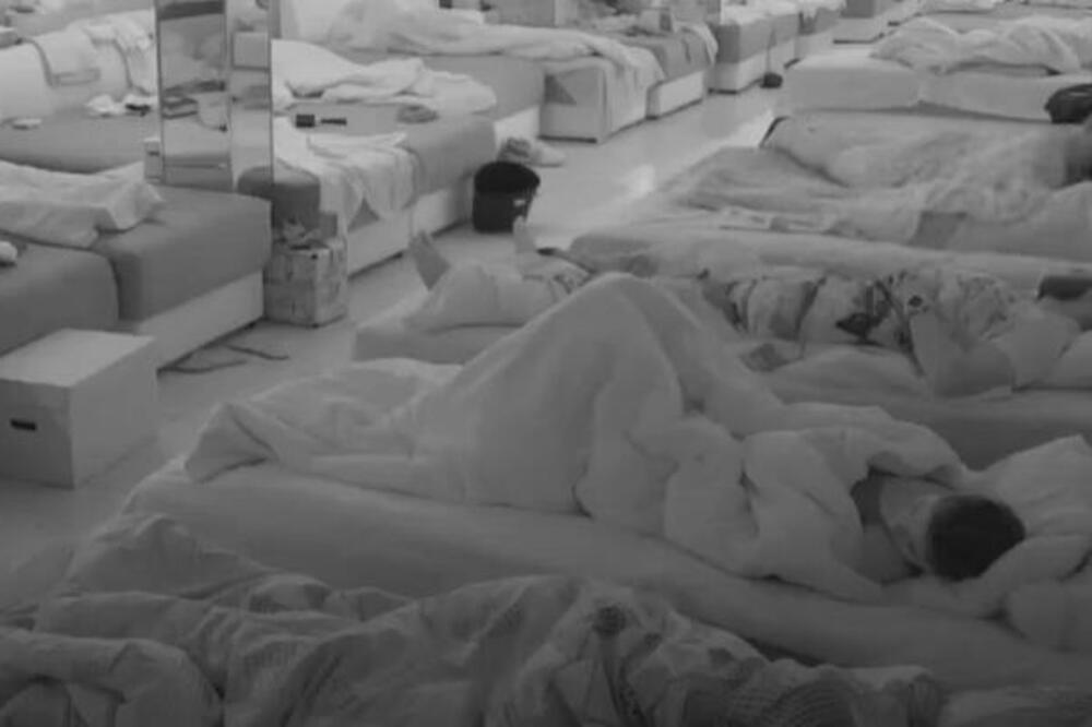 TRESLE SE KAMERE ZBOG VRELE AKCIJE ZOLE I VIKI: On stao IZNAD NJE, pa sve krenulo! (VIDEO)