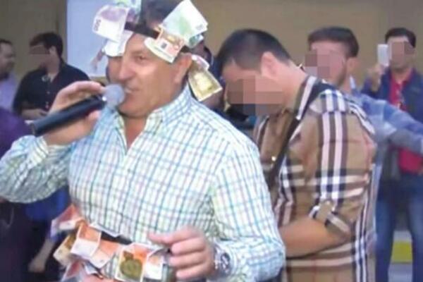 "BIO JE MOJA VELIKA PODRŠKA"! Pevač se kupa u parama a sada mu malđi kolega sprema PRESKUPI POKLON!