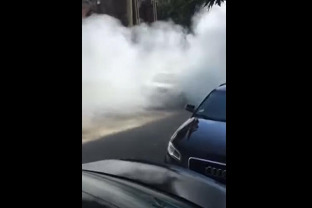 ZAPALIO SE AUTO U NOVOM PAZARU, U SVEMU UČESTVOVAO MUŠKARAC IZ SARVAJVERA: Šok snimak kruži Srbijom (VIDEO)