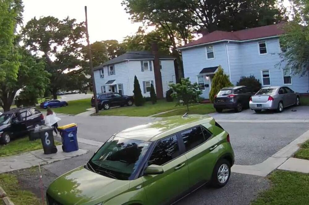 KO TI DADE VOZAČKU? Žena ispala iz automobila u POKRETU, napravila opšti HAOS - maler za VOLANOM! (VIDEO)