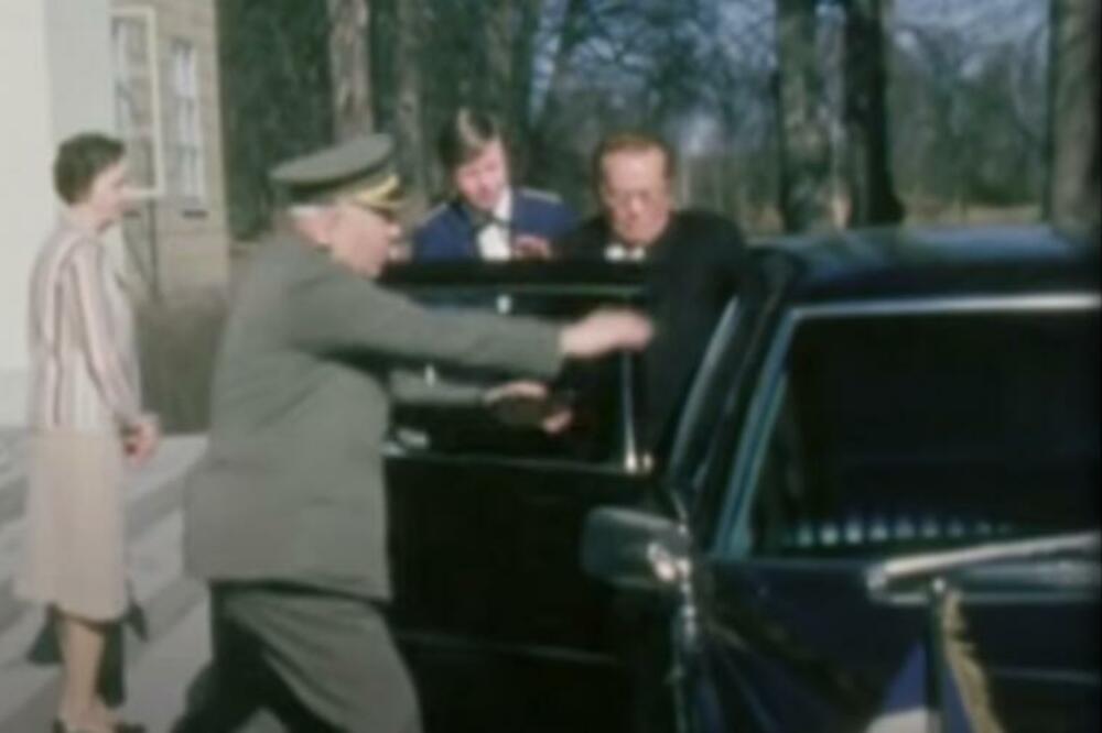 ZABORAVLJENI SNIMAK BIVŠEG PREDSEDNIKA JUGOSLAVIJE: Pogledajte kako Tito kuka i JAUČE OD BOLOVA! (VIDEO)