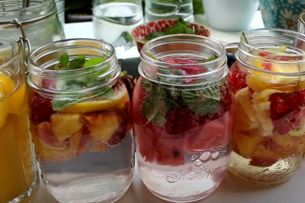 RECEPT KOJI JE ZALUDEO SRBE! Aromatizovana voda sa SEZONSKIM VOĆEM je bolja od ičega (VIDEO)