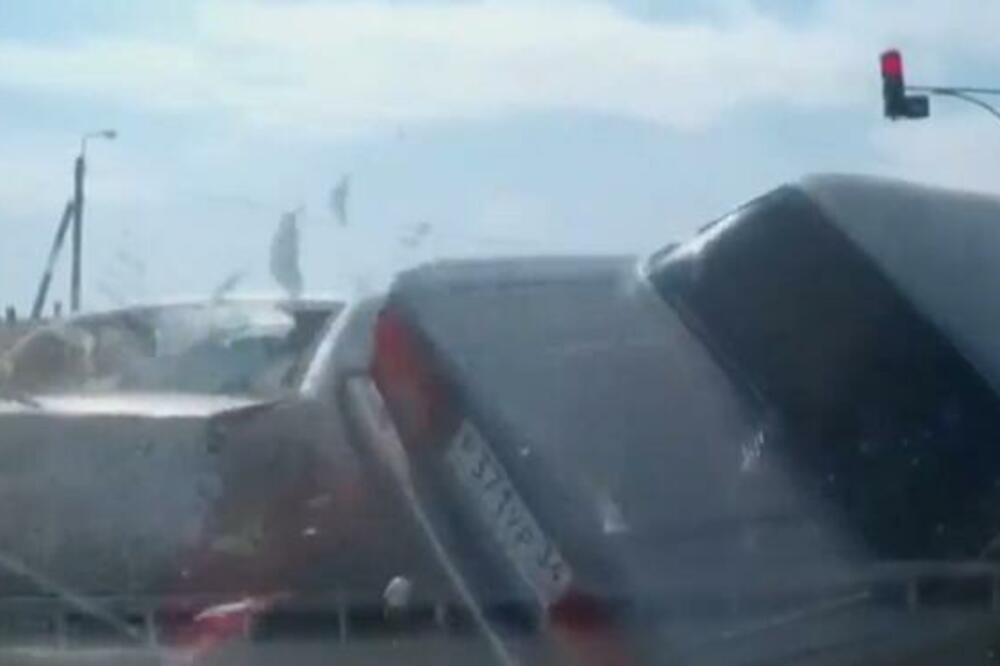 NEVIĐENA HAVARIJA: Lagano VOZIO putem, gledao SVOJA posla, a onda je usledio HOROR, pogledajte SAMO OVO! (VIDEO)