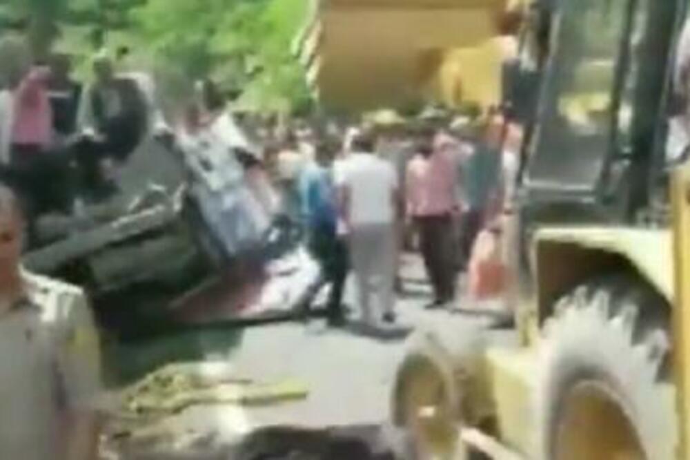 AUTOBUS SKLIZNUO SA PUTA I UPAO U DUBOKU KLISURU: Najmanje 16 osoba POGINULO, među njima i ŠKOLSKA DECA! (VIDEO)