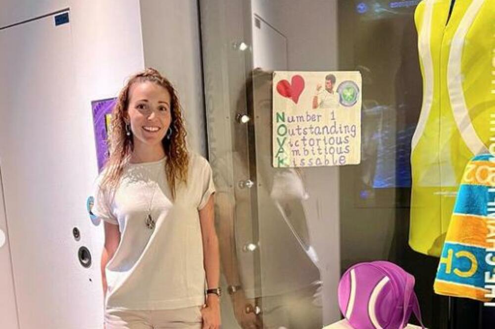 Šetajući muzejem Jelena Đoković zastala kod Federerovog predmeta: UGLEDALA SPECIJALNU SLIKU SEBE I NOVAKA! (FOTO)