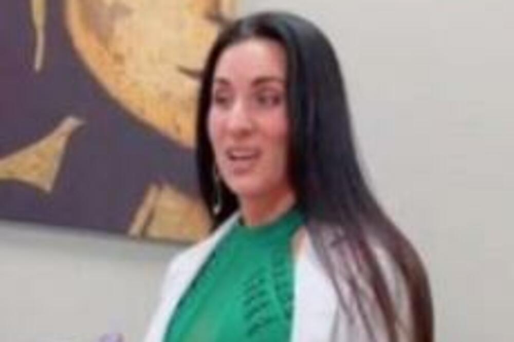 UZNEMIRUJUĆI SNIMAK: Evo kako izgledaju SILIKONI nakon 35 godina U GRUDIMA (VIDEO)