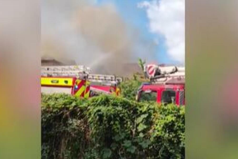 SKOČIO SA DRUGOG SPRATA KAKO BI SE SPASAO OD VATRENE STIHIJE: Isplivao snimak UŽASA, ljudi u ŠOKU! (VIDEO)