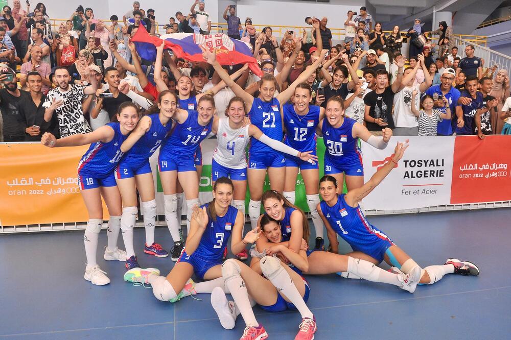 "Moje zlato" na proslavi BRONZE! Odbojkašice nisu odolele hitu Milice Todorović! (VIDEO)