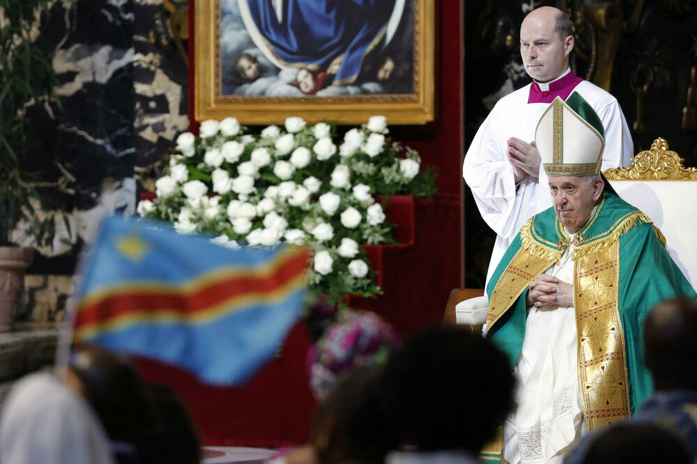 SMENJEN HRVATSKI NADBISKUP: Papa Franja prihvatio ostavku