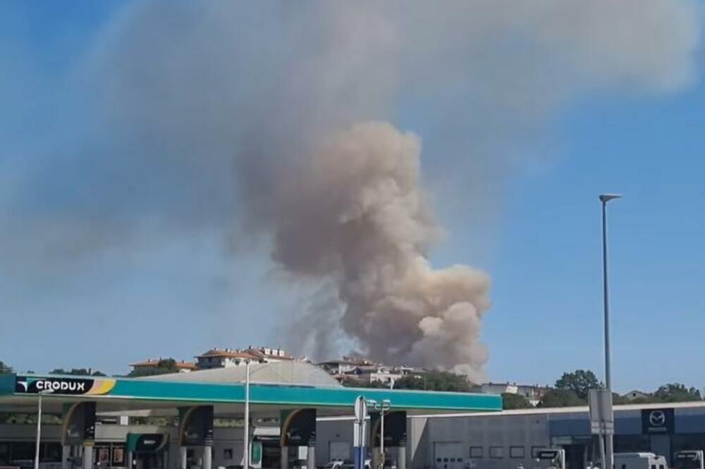 VELIKI POŽAR BUKTI U PULI: Veliki oblak dima i pepela se nadvio nad GRADOM! (FOTO) (VIDEO)