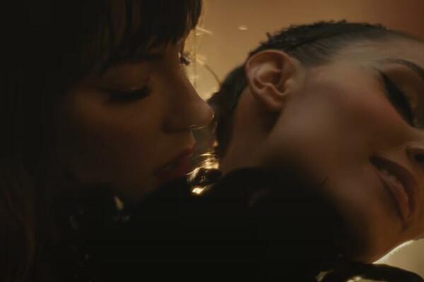 POJAVILA SE FOTKA U BIKINIJU POZNATE PEVAČICE: Na njemu se vidi i TRUDNIČKI STOMAK - NE MOŽE SE SAKRITI! (FOTO)