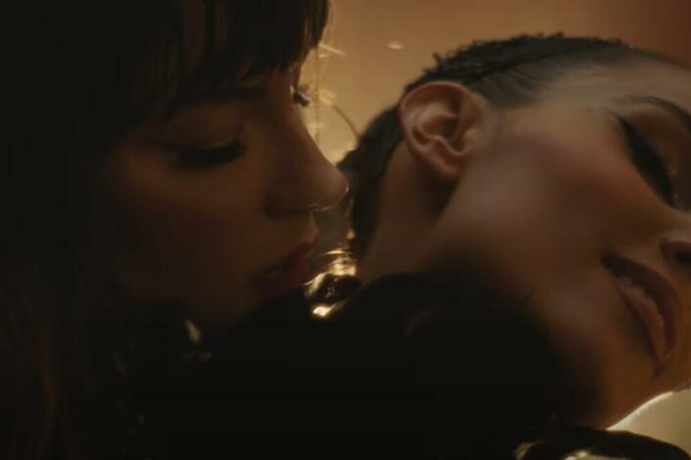 POJAVILA SE FOTKA U BIKINIJU POZNATE PEVAČICE: Na njemu se vidi i TRUDNIČKI STOMAK - NE MOŽE SE SAKRITI! (FOTO)