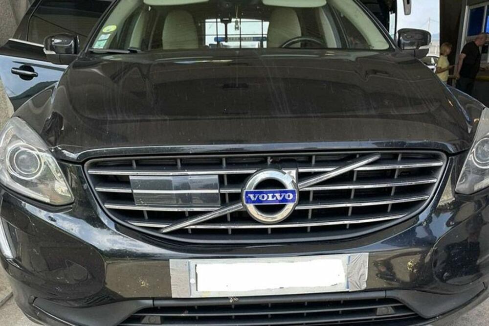 ROBA U VREDNOSTI OD 20.000 EVRA ZAPLENJENA NA GRADINI: U "volvu" čitavo bogatstvo! (FOTO)