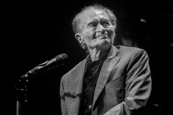 UPRAVO JAVLJENE PRETUŽNE VESTI: Preminuo jedan od NAJVEĆIH (FOTO)