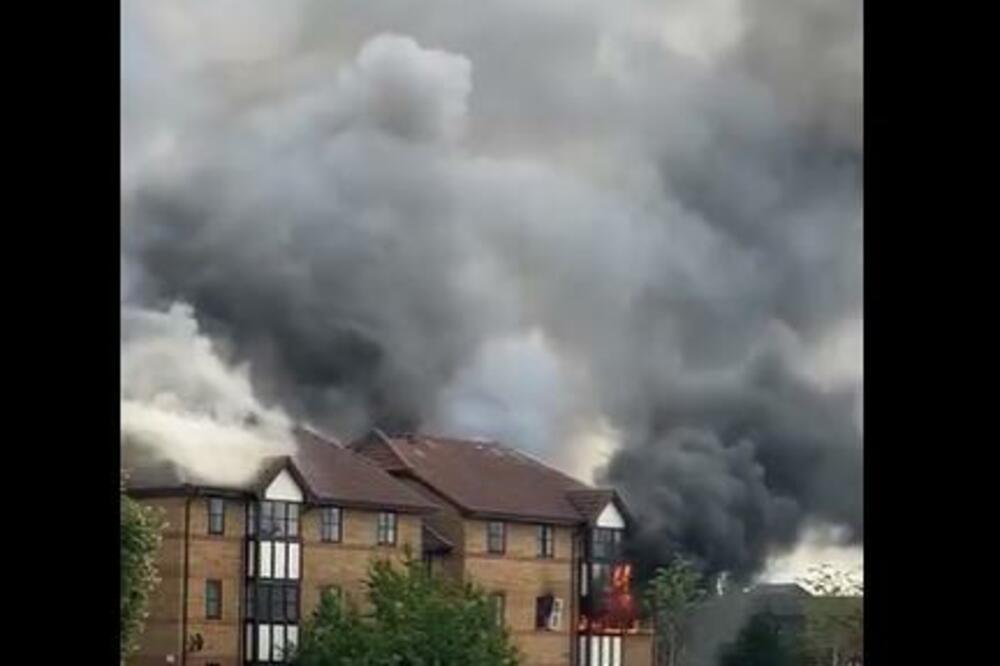 JAKA EKSPLOZIJA GASA: Požar zahvatio 20 stanova, ima povređenih! (VIDEO)