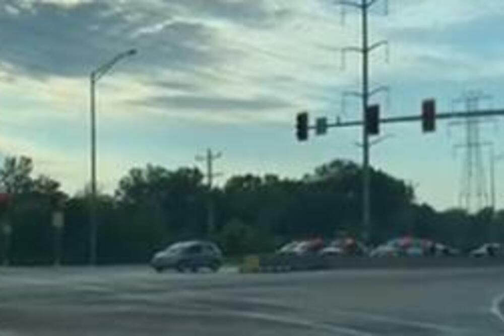 "UČINI MI USLUGU, KLEKNI I LEZI DOLE NA STOMAK": Isplivao snimak hapšenja osumnjičenog za PUCNJAVU u Čikagu (VIDEO)