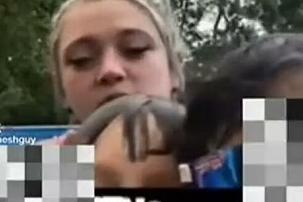 ŠOKANTAN SNIMAK: Gola PO*NO ZVEZDA u bazenu sa MALOM DECOM (VIDEO)