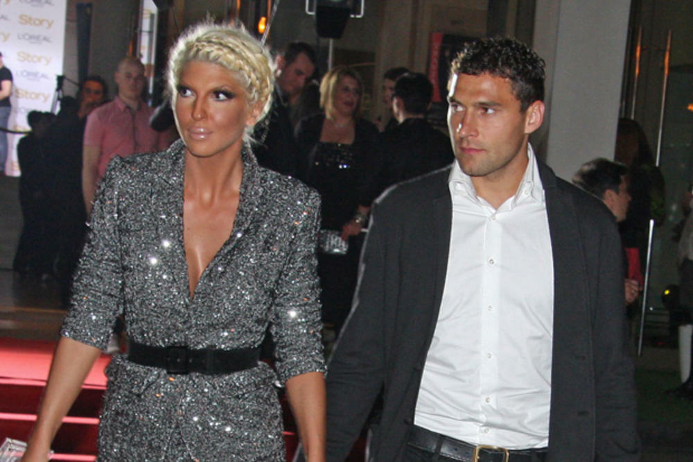 POSLE DUGO VREMENA KONAČNO IH VIDIMO! Karleuša pokazala ĆERKE, a ljudi ne mogu da veruju da su OVO ONE! (FOTO)