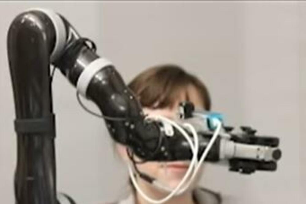 PARALIZOVAN ČOVEK PO PRVI PUT TOKOM 30 GODINA SAM SEBE NAHRANIO: Razvijena neverovatna INOVACIJA! (VIDEO)