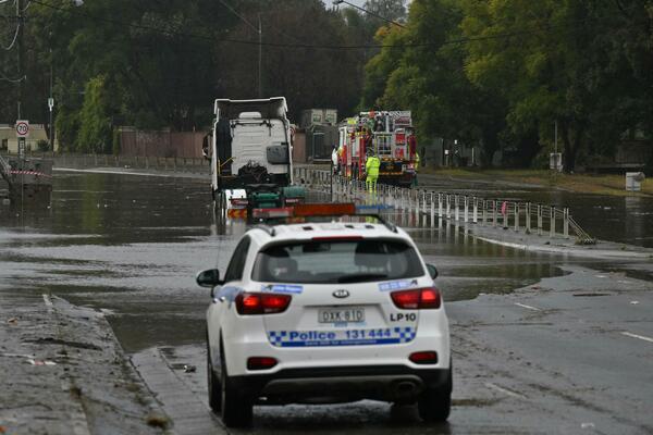 UBIO 2 DETEKTIVA U ZABAČENOM GRADU AUSTRALIJE PA UZEO DECU: Opsadno stanje, napadač ušao u šumu, policija ga lovi!