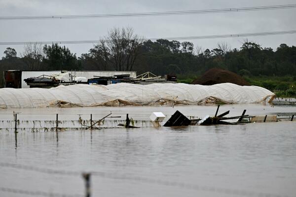 STRAVIČNE POPLAVE NA FILIPINIMA: Nestalo 28 osoba, broj POGINULIH porastao na 44!