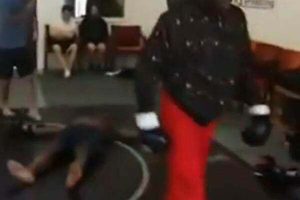 "KRALJ ULICE" JE UŠAO U DVORANU, IZAZVAO NAJBOLJEG BORCA I ONDA JE USLEDIO ŠOK! Dva udarca su bila dovoljna!