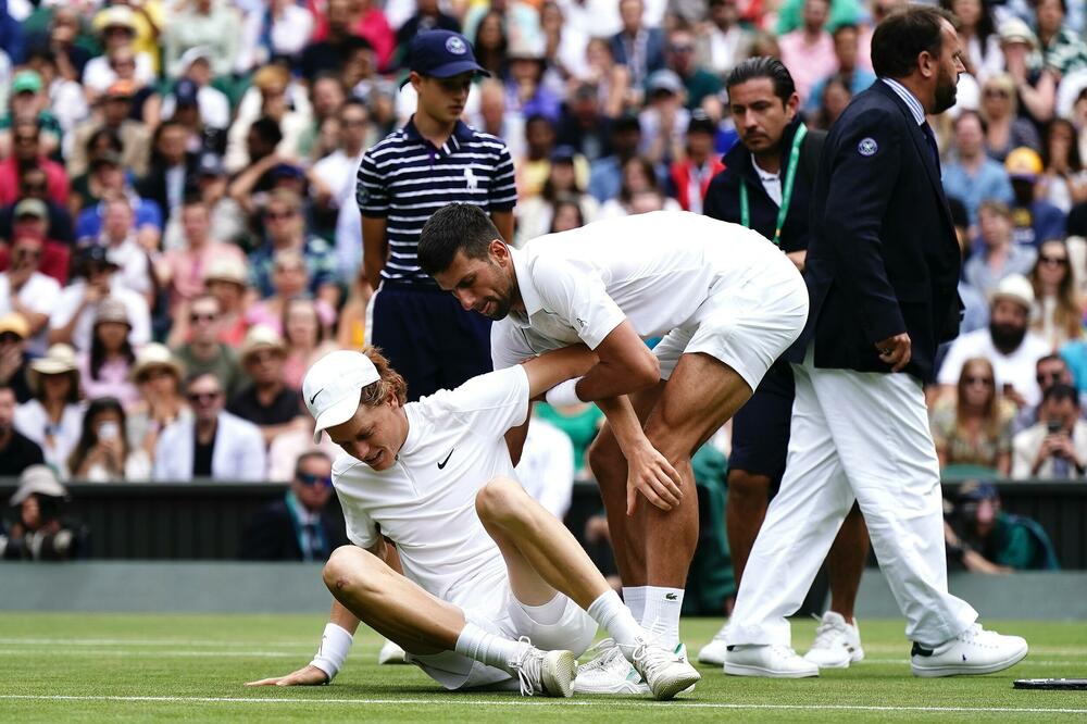 Novak Đoković - PRE SVEGA GOSPODIN! Prvi pritekao u pomoć Italijanu koji je JAUKAO od bolova (VIDEO)