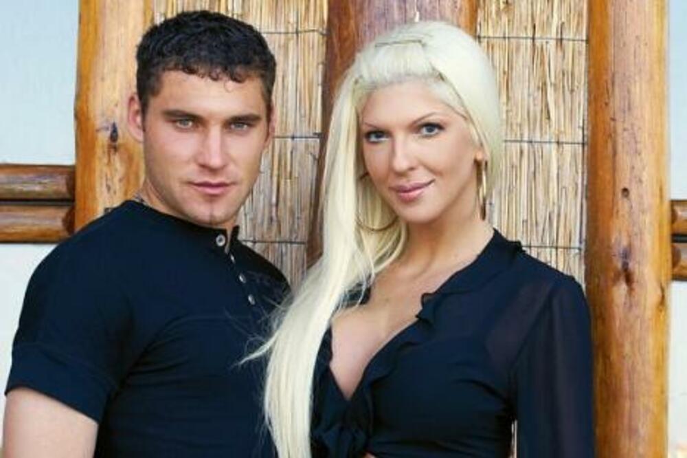 LJUBAV I RAZVOD DUŠKA I JELENE: Burme od 5000 evra! Klečao je go do pojasa: Dok mu peva na uvce! (VIDEO)