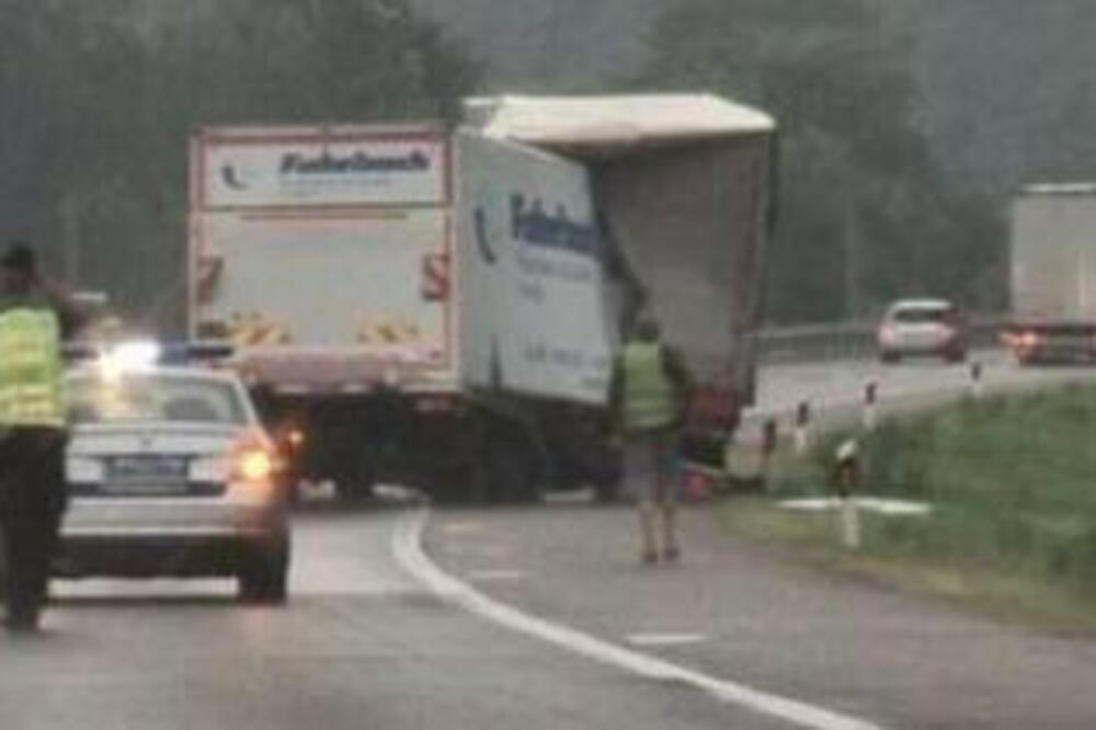 KAMION POTPUNO SMRSKAN: Teška nesreća na auto-putu u smeru ka Nišu (FOTO)
