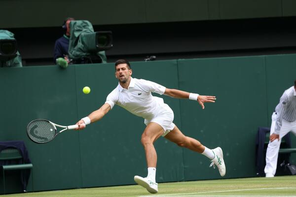 ĐOKOVIĆ NEKI PUT KAO DA NIJE TENISER! Novak se izdužio koliko god je mogao, poen koji će se ZAUVEK PAMTITI! (VIDEO)