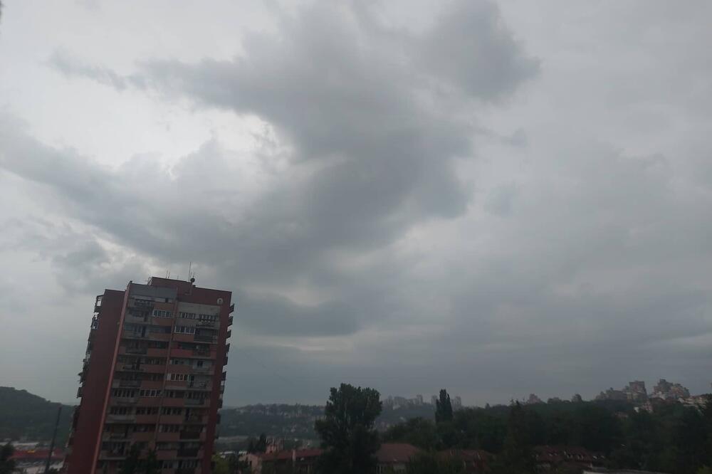 DOŠLO NEVREME I U BEOGRAD: Pala temperatura, TAMNI OBLACI NADVILI PRESTONICU, UDARAJU MUNJE! (VIDEO)