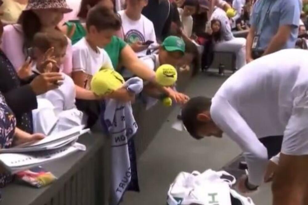 APSOLUTNA LEGENDA: Đoković delio autograme a potom otvorio torbu i počeo poput mađioničara da izvlači stvari! VIDEO