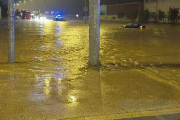JAKO NEVREME POGODILO KOSOVO I METOHIJU: Poplavljene ulice, SITUACIJA JE KATASTROFALNA